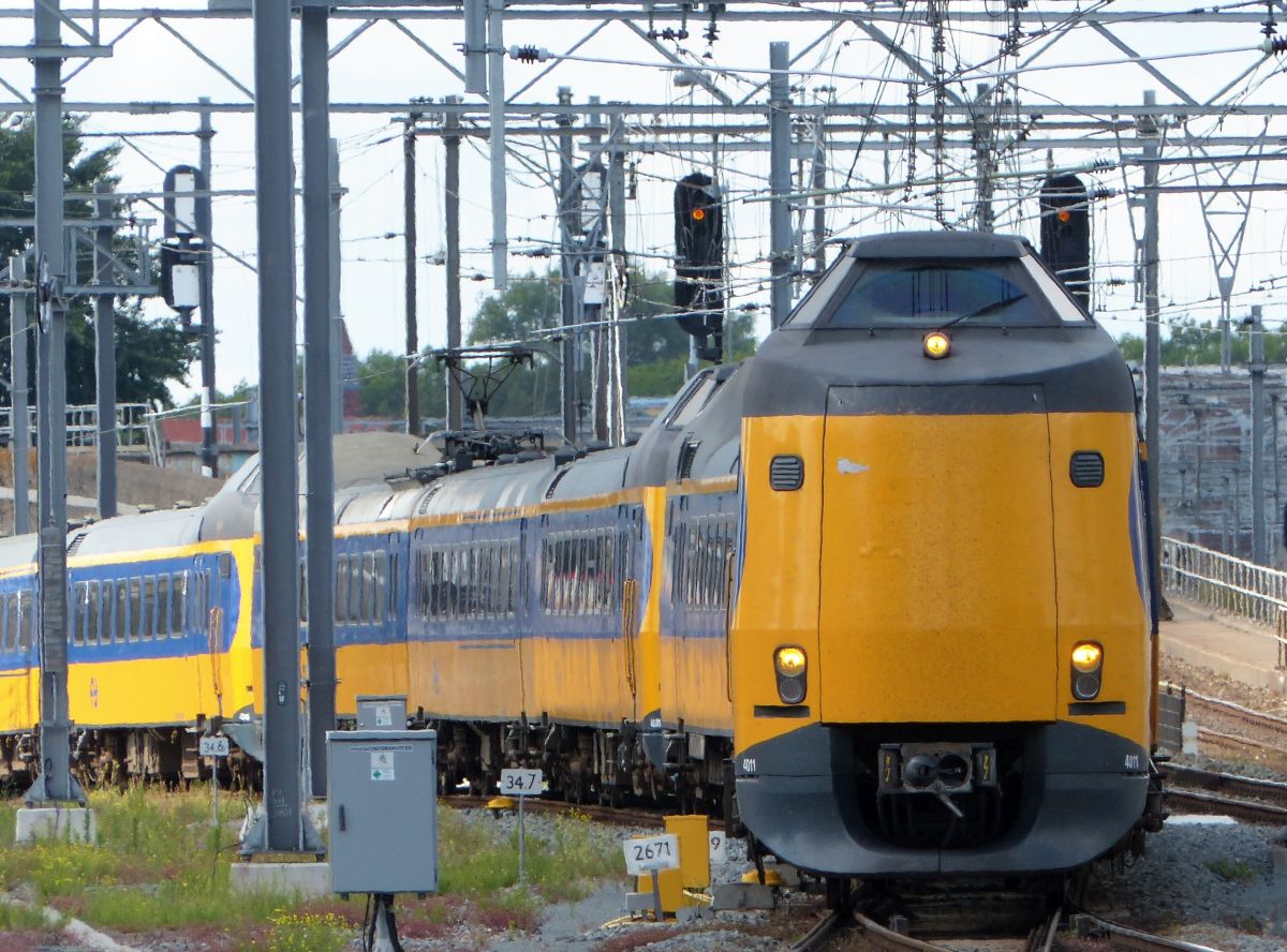 NS ICM Triebzug 4011, 40XX und 42XX Einfahrt Utrecht Centraal Station 02-07-2020.

NS ICM treinstel 4011, 40XX en 42XX binnenkomst Utrecht CS 02-07-2020.