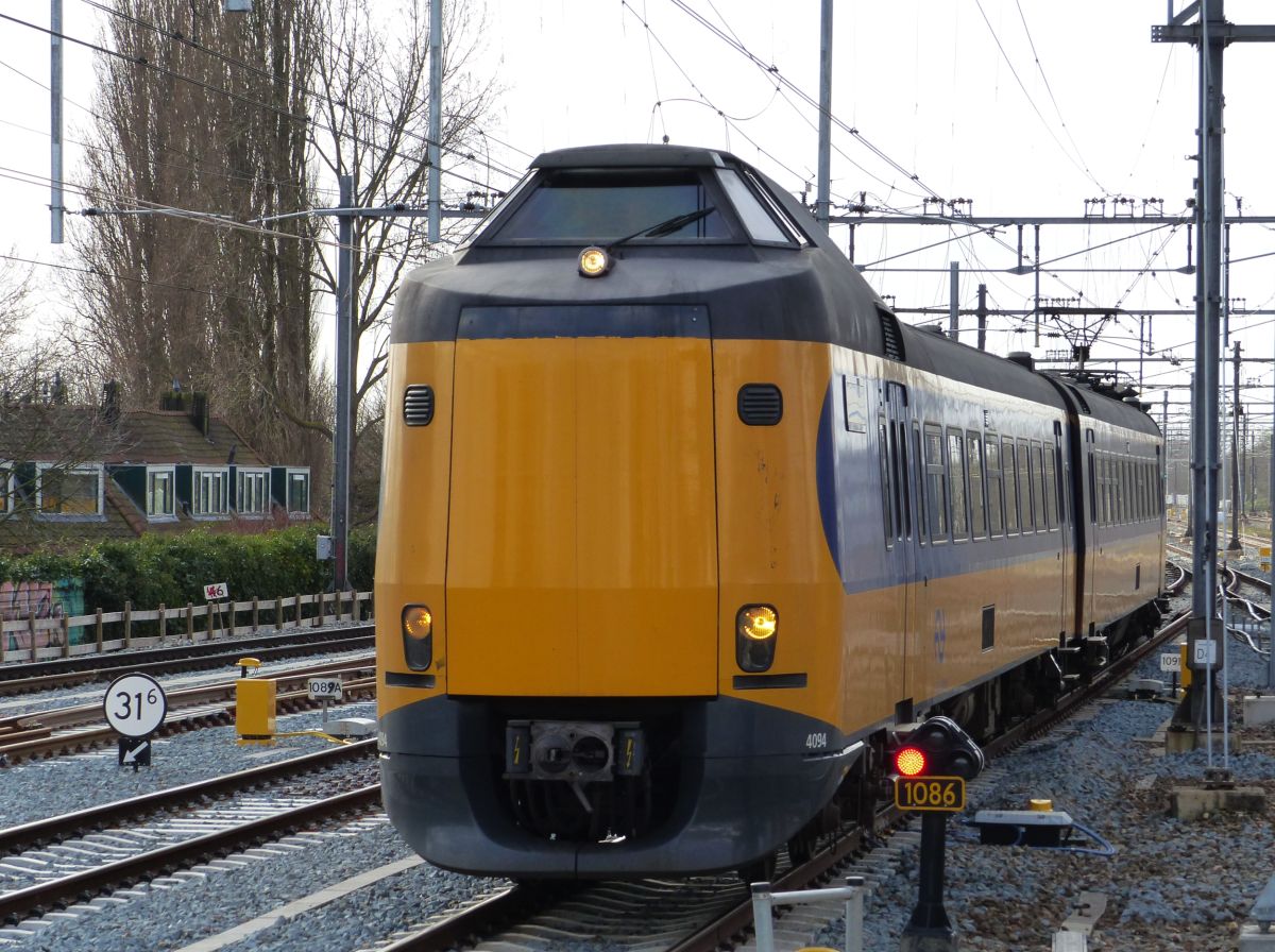 NS ICM Triebzug 4094 Gleis 4 Leiden Centraal Station 18-02-2020.

NS ICM treinstel 4094 spoor 4 Leiden Centraal Station 18-02-2020.