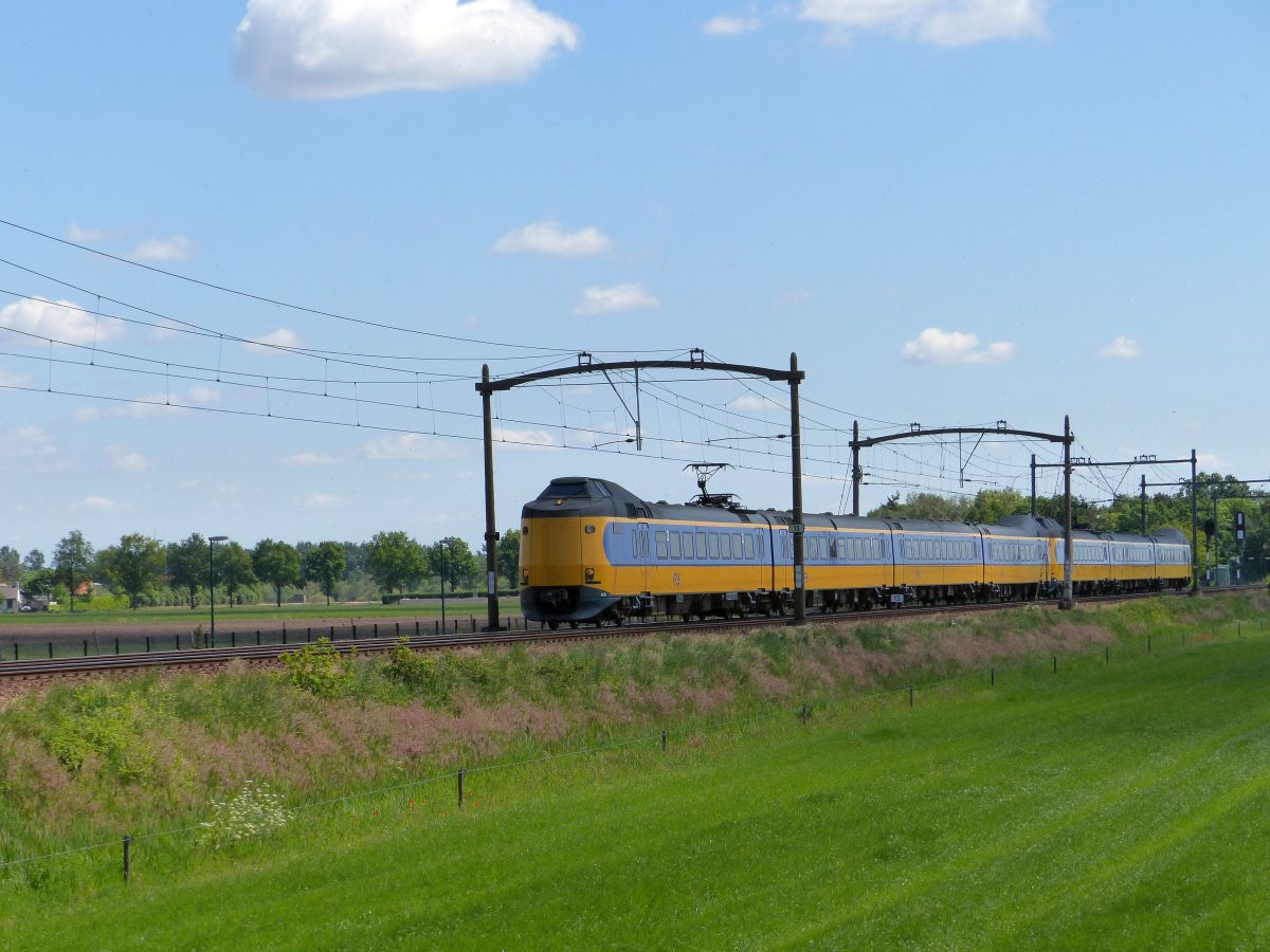 NS ICM Triebzug 4238 und 4066 Broekdijk, Hulten 15-05-2020.

NS ICM treinstel 4238 en 4066 Broekdijk, Hulten 15-05-2020.
