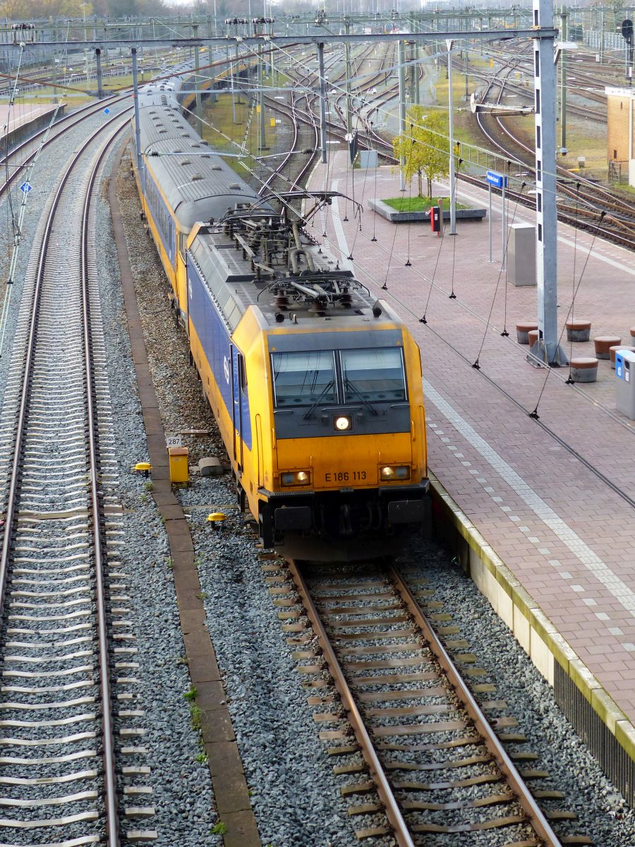 NS locomotief 186 113-4  Mario  (91 84 1186 113-4 NL-NS) mit ICR Wagen Gleis 6 Rotterdam Centraal Station 11-12-2019.

NS locomotief 186 113-4 met de naam  Mario  (91 84 1186 113-4 NL-NS) met ICR rijtuigen spoor 6 Rotterdam CS 11-12-2019.