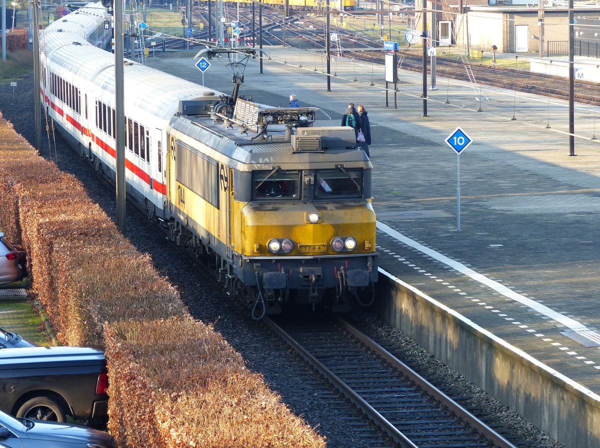 NS Locomotive 1744 mit IC 145 nach Berlin Gleis 1 Amersfoort 27-12-2019.

NS locomotief 1744 met IC 145 naar Berlijn spoor 1 Amersfoort 27-12-2019.
