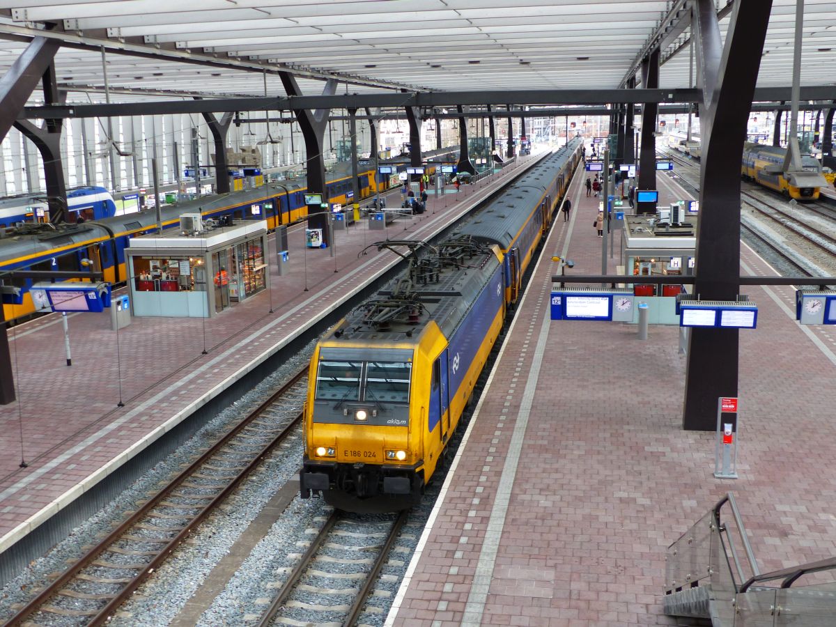 NS Locomotive 186 024-3 (91 84 11 86 024-3) NL-NS Baujahr 2016 Baujahr 12 Rotterdam Centraal Station 11-12-2019.

NS locomotief 186 024-3 (91 84 11 86 024-3) NL-NS bouwjaar 2016 spoor 12 Rotterdam CS11-12-2019.