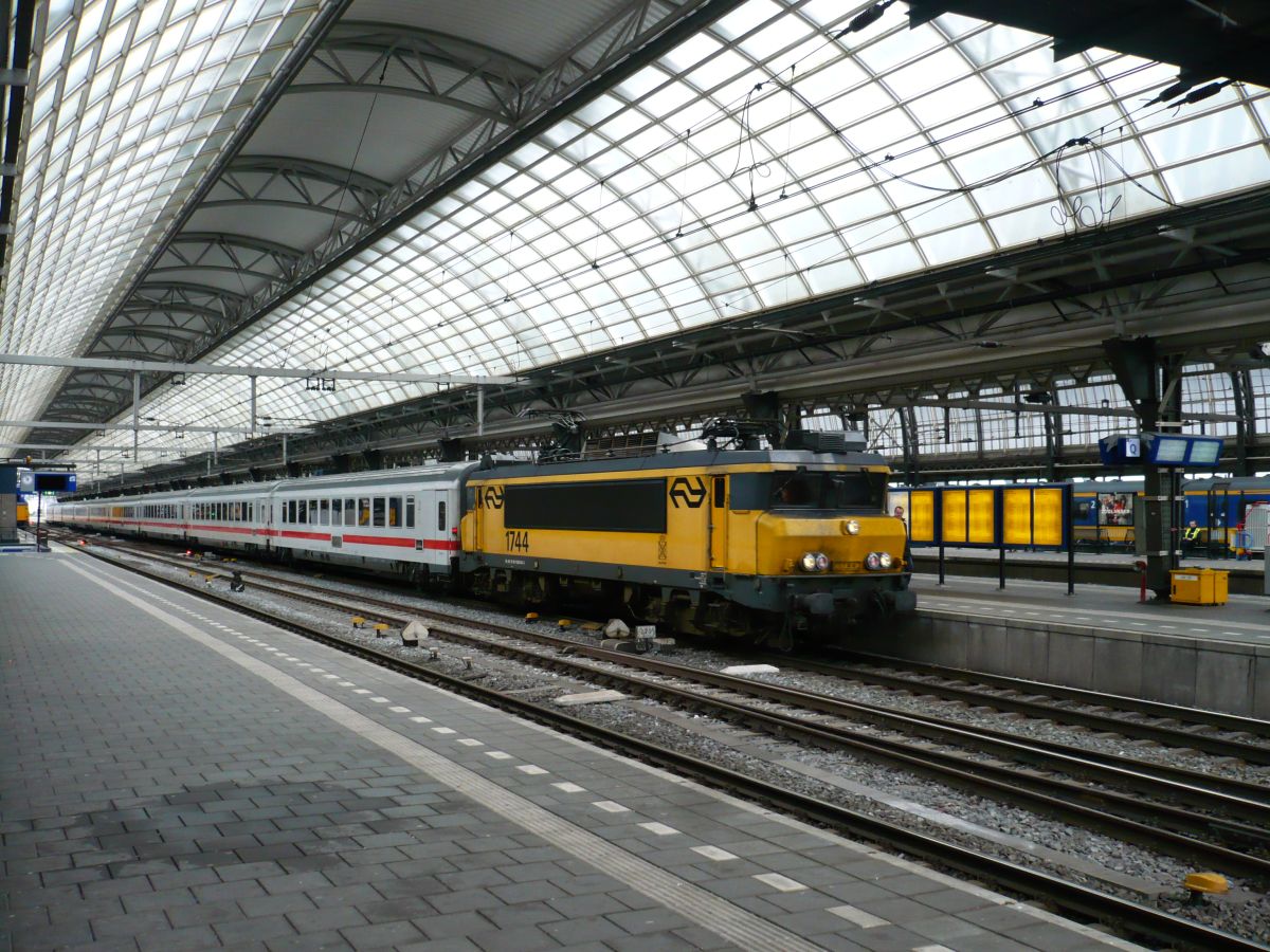 NS Lok 1744 mit Intercity nach Berlin Gleis 10 Amsterdam Centraal Station 10-02-2016.

NS loc 1744 met Intercity naar Berlijn spoor 10 Amsterdam CS 10-02-2016.