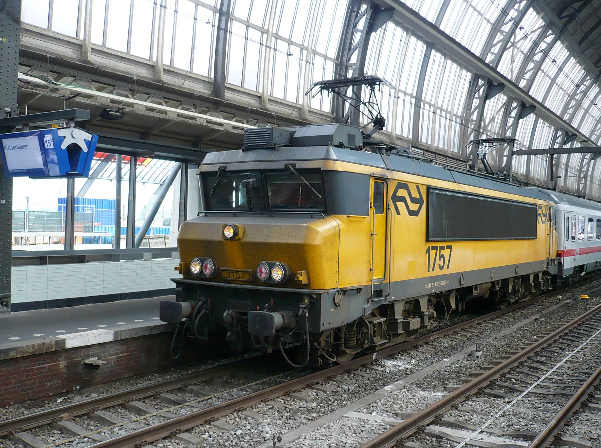 NS lok 1757 mit IC 240 aus Berlin. Gleis 15 Amsterdam Centraal Station 01-10-2014.

NS loc 1757 met IC 240 uit Berlijn op spoor 15 Amsterdam Centraal Station 01-10-2014.