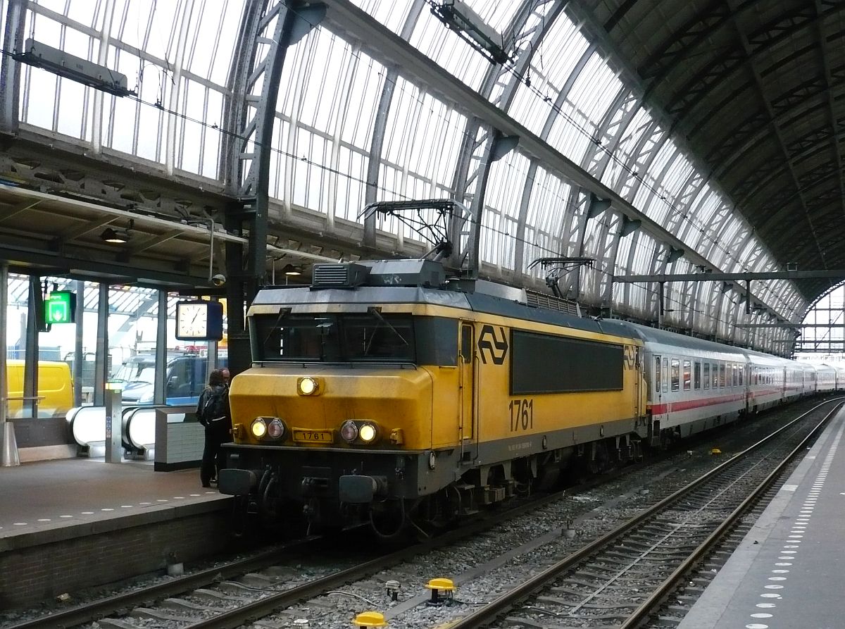 NS Lok 1761 mit IC 240 aus Berlin Gleis 15 Amsterdam Centraal Station 29-10-2014.

NS loc 1761 met IC 240 uit Berlijn spoor 15 Amsterdam CS 29-10-2014.