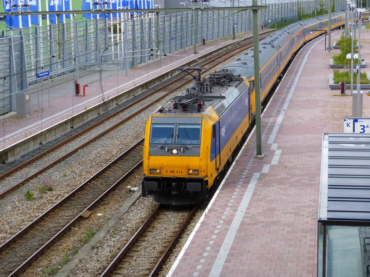 NS Lok 186 014 (91 84 1186 014-4 NL-NS) Gleis 3 Rotterdam Centraal Station 04-08-2017.


NS loc 186 014 (91 84 1186 014-4 NL-NS) spoor 3 Rotterdam CS 04-08-2017.