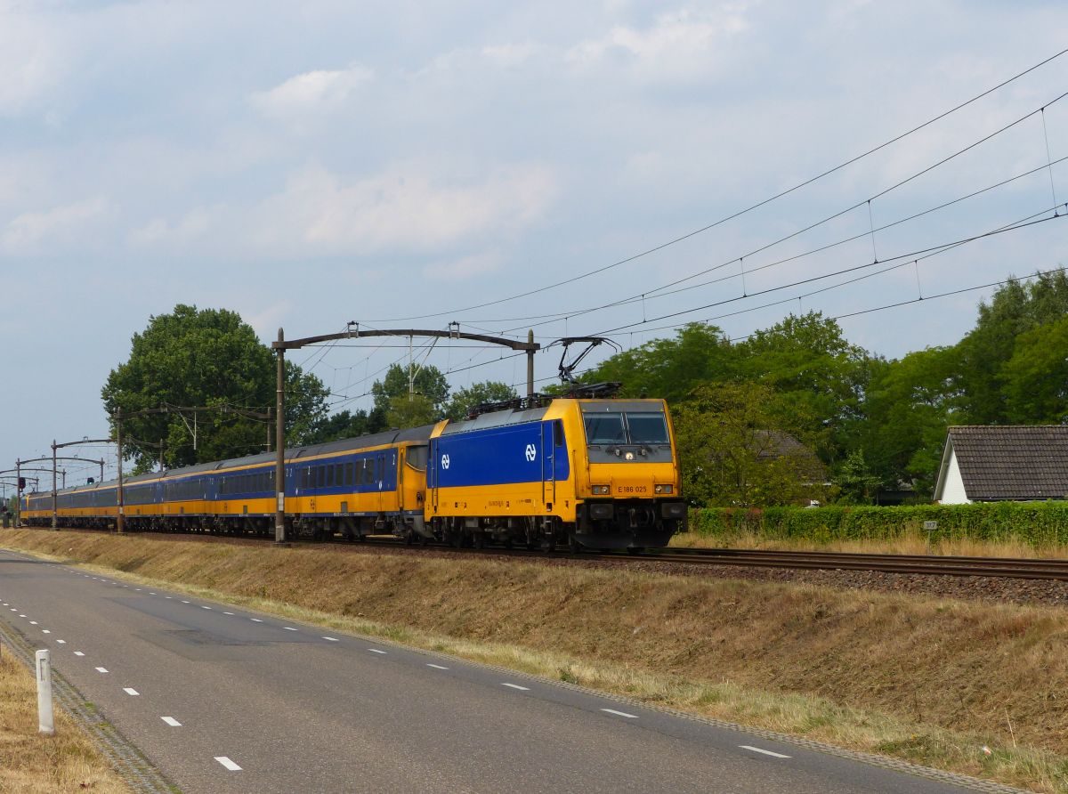 NS Lok 186 025-0 (91 84 11 86 025-0 NL-NS) Kapelweg, Boxtel 19-07-2018.

NS loc 186 025-0 (91 84 11 86 025-0 NL-NS) Kapelweg, Boxtel 19-07-2018.