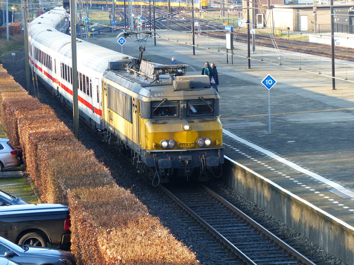 NS Lokomotief 1744 mit IC 145 nach Berlin Gleis 1 Amersfoort Centraal 27-12-2019.

NS locomotief 1744 met IC 145 naar Berlijn spoor 1 Amersfoort Centraal 27-12-2019.