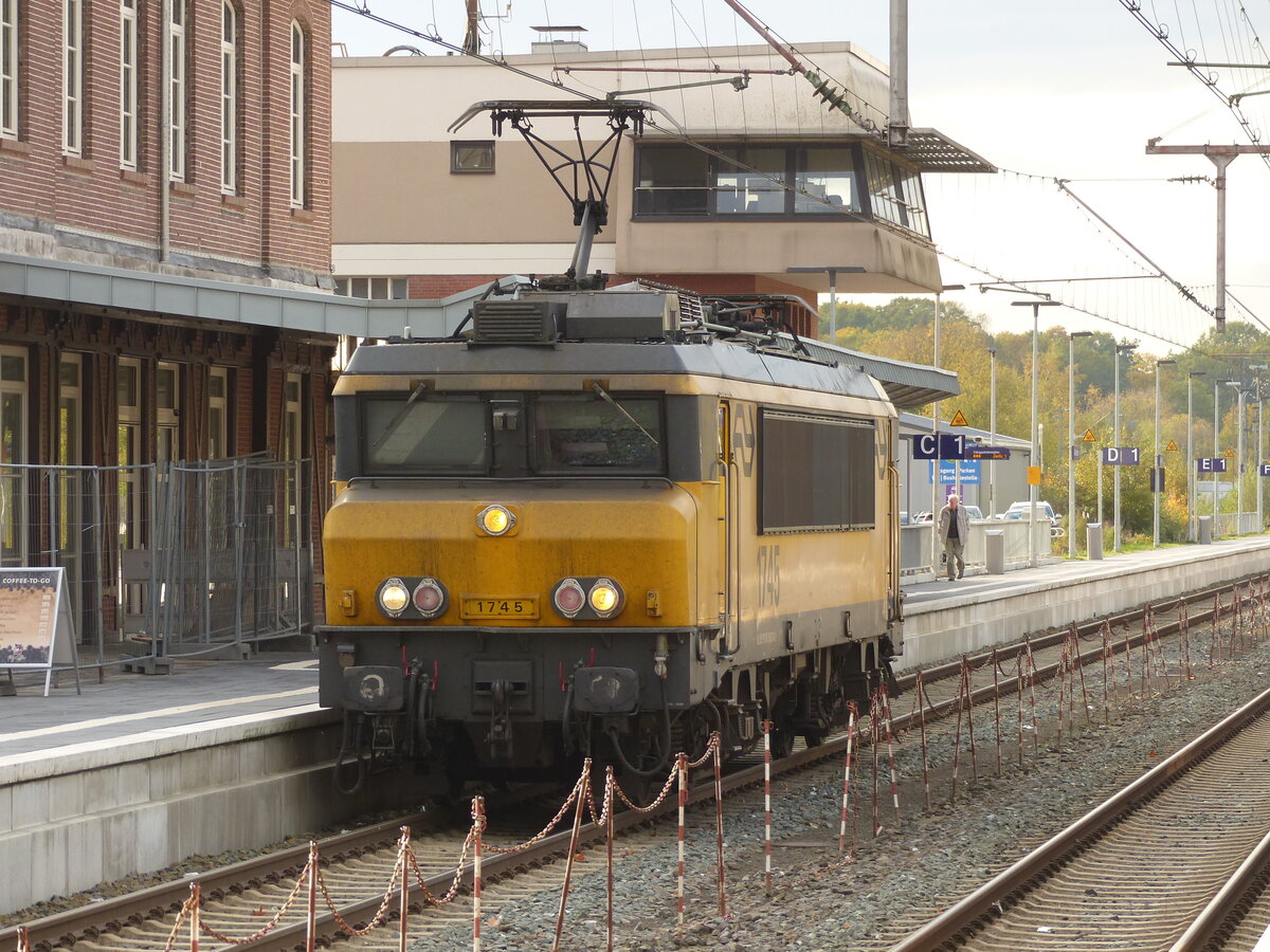 NS Lokomotive 1745 Gleis 1 Bad Bentheim, Deutschland 02-11-2018.

NS locomotief 1745 spoor 1 Bad Bentheim, Duitsland 02-11-2018.