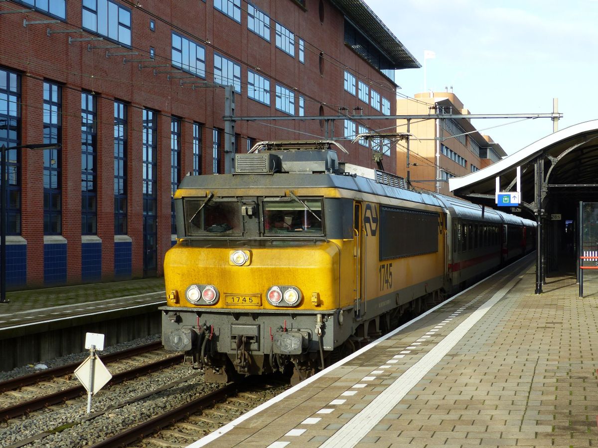 NS Lokomotive 1745 mit IC 145 nach Berlin in Hilversum 29-11-2019.

NS locomotief 1745 met IC 145 naar Berlijn in Hilversum 29-11-2019.