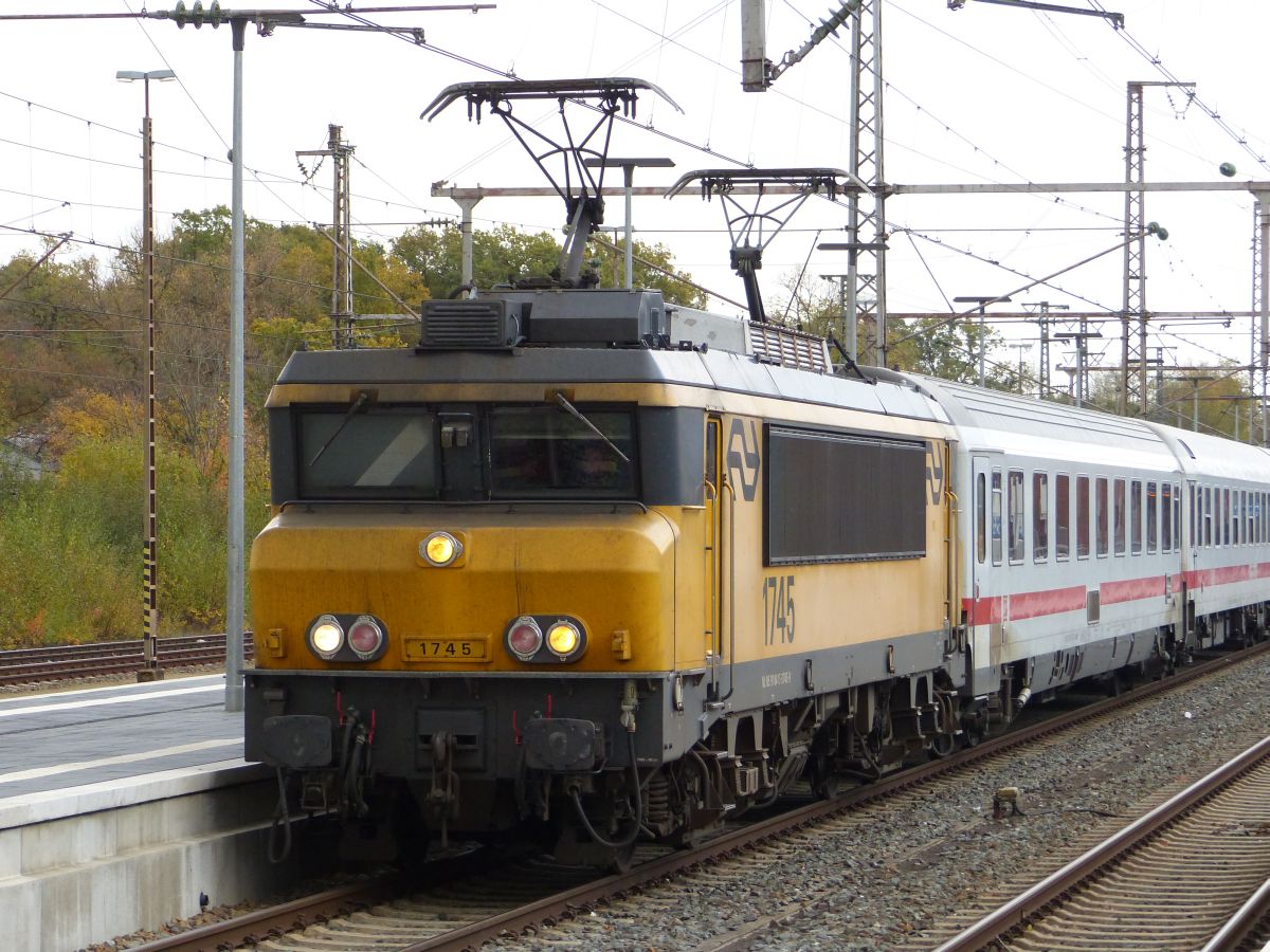 NS Lokomotive 1745 mit Intercity von Berlijn nach Amsterdam. Gleis 2 Bad Bentheim D 02-11-2018.

NS locomotief 1745 met Intercity uit Berlijn. Spoor 2 Bad Bentheim D 02-11-2018.