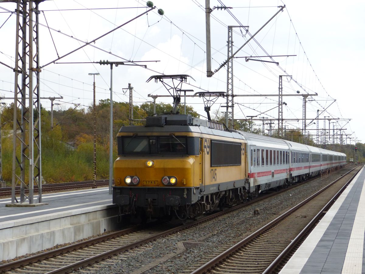 NS Lokomotive 1745 mit Intercity von Berlijn nach Amsterdam. Gleis 2 Bad Bentheim D 02-11-2018.

NS locomotief 1745 met Intercity uit Berlijn. Spoor 2 Bad Bentheim D 02-11-2018.