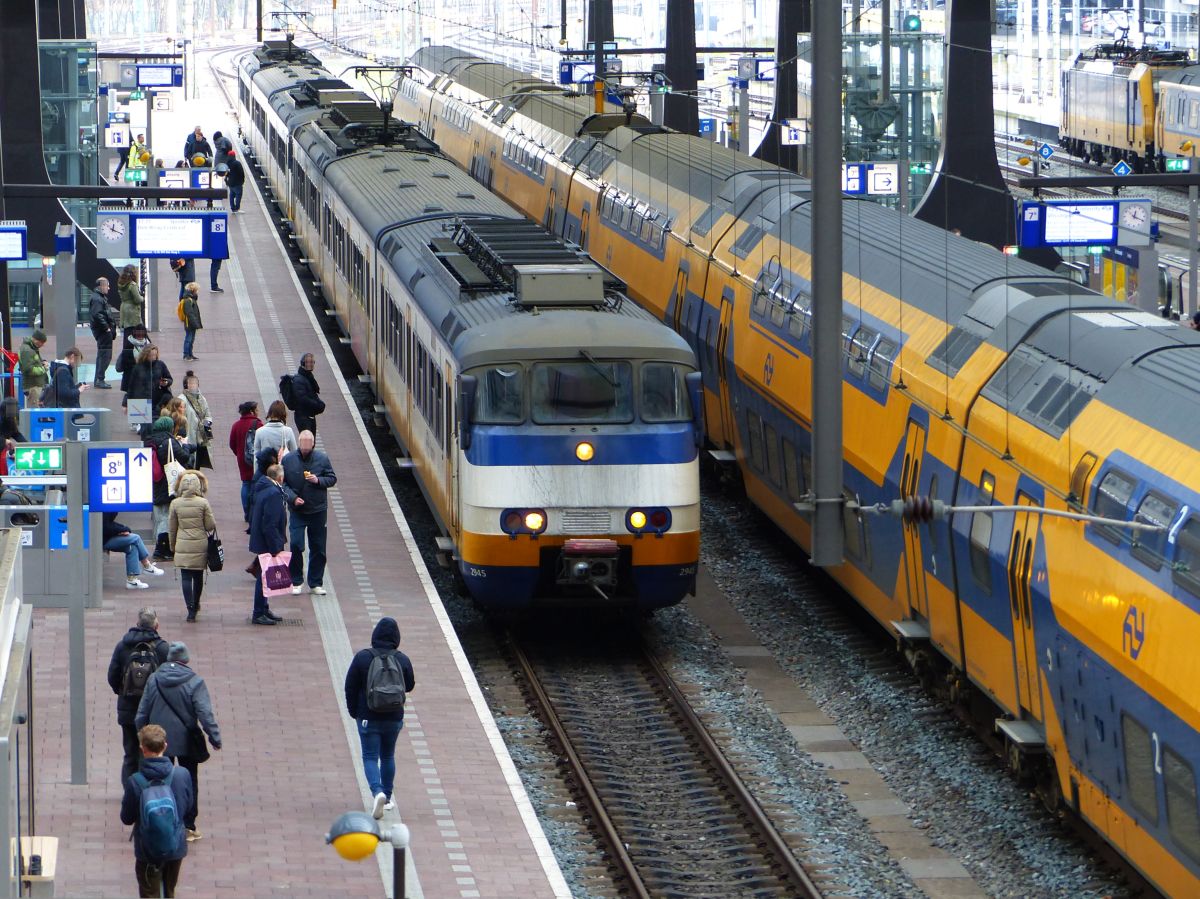 NS SGM-III Sprinter Triebzug 2945 und 29XX Gleis 8 Rotterdam Centraal Station 11-12-2019.

NS SGM-III Sprinter treinstel 2945 en 29XX spoor 8 Rotterdam Centraal Station 11-12-2019.