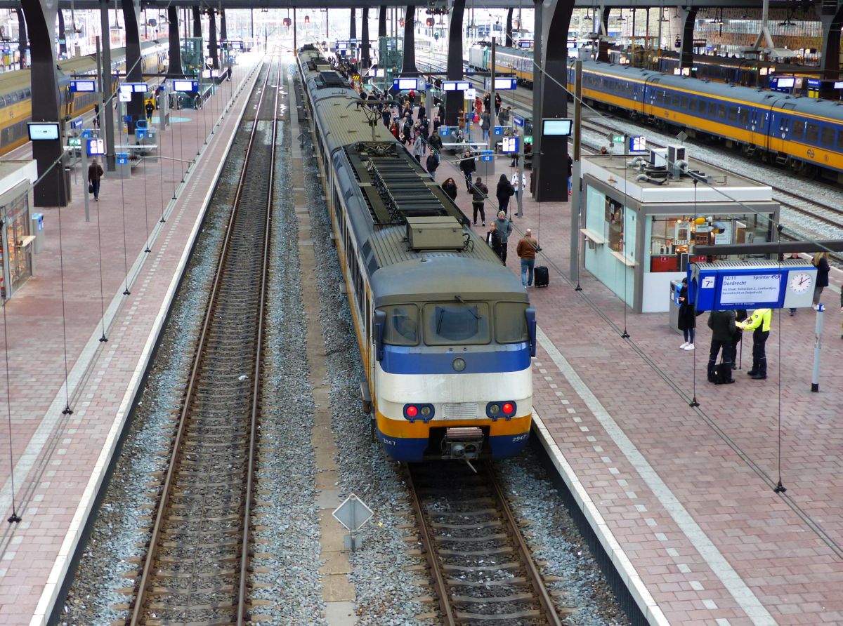 NS SGM-III Sprinter Triebzug 2947 und 29XX Gleis 7 Rotterdam Centraal Station 11-12-2019.

NS SGM-III Sprinter treinstel 2947 en 29XX spoor 7 Rotterdam CS 11-12-2019.