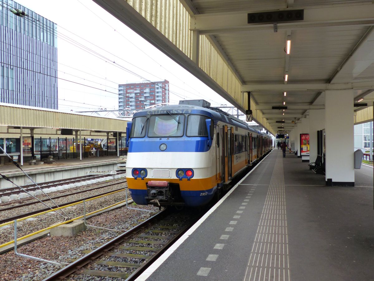 NS SGM-III Sprinter Triebzug 2957 Gleis 2 Leiden Centraal 28-03-2019.

NS SGM-III Sprinter treinstel 2957 spoor 2 Leiden Centraal 28-03-2019.
