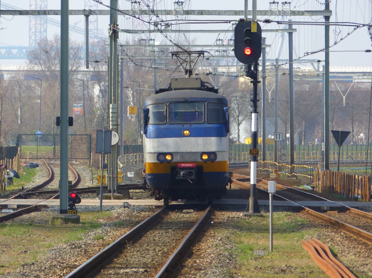 NS SGM-III Sprinter Triebzug 2963, Vlaardingen Centrum 16-03-2017. 

NS SGM-III Sprinter 2963 als stoptrein naar Rotterdam CS. Vlaardingen Centrum 16-03-2017.