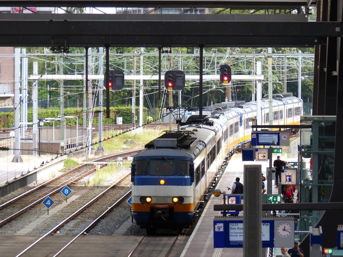 NS SGM-III Sprinter Triebzug 2994, 21XX und 29XX Gleis 9 Rotterdam Centraal Station 04-08-2017.

NS SGM-III Sprinter treinstel 2994, 21XX en 29XX i.v.m. werkzaamheden. Spoor 9 Rotterdam CS 04-08-2017.