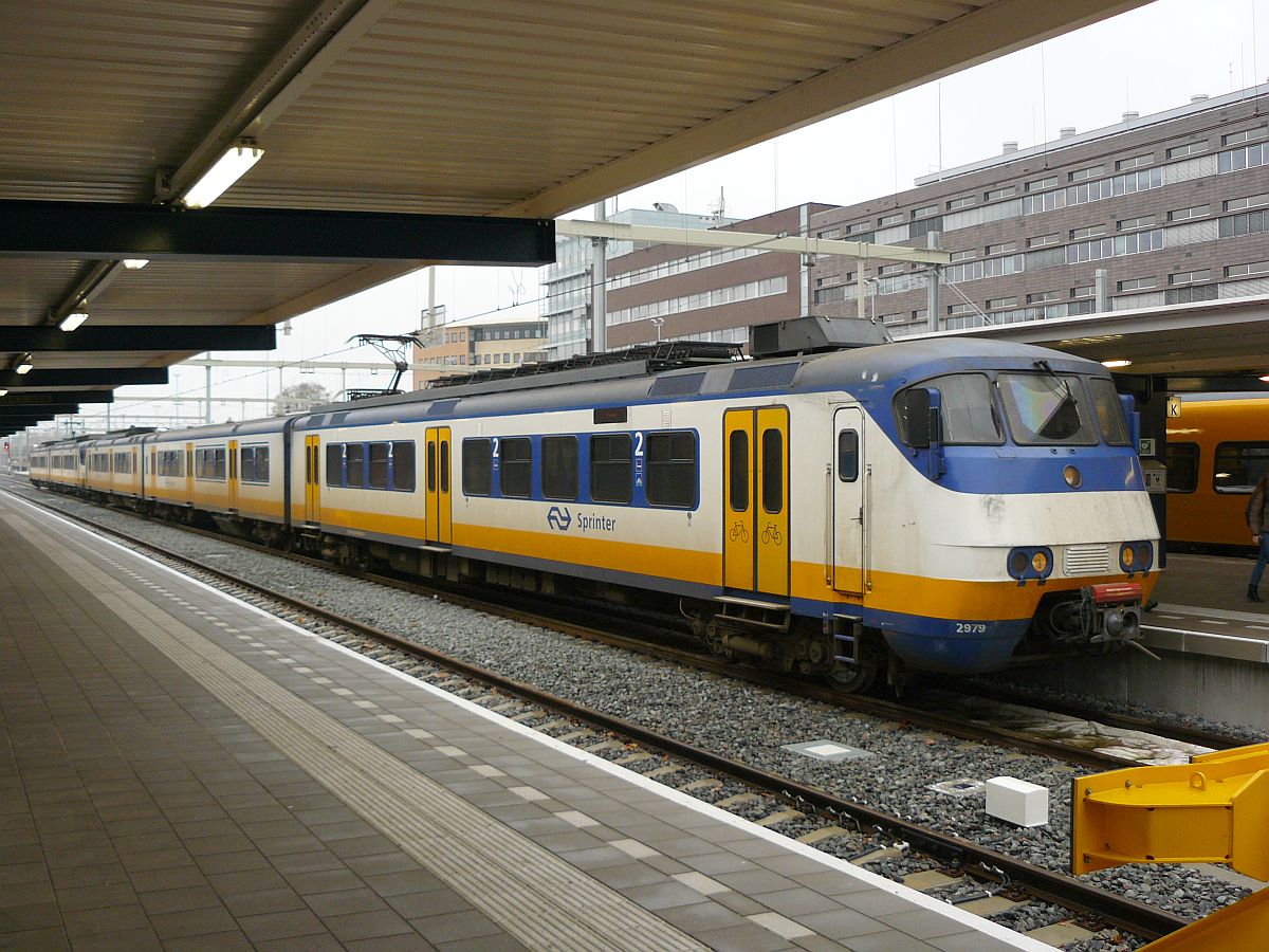 NS SGM Sprinter treinstellen 2979 en 2144 op spoor 3 in Enschede 28-11-2013.