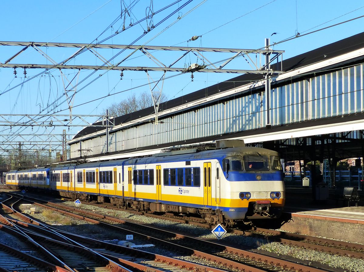 NS SGM Sprinter Triebzug 2983 und 2943 Haarlem 30-12-2019.

NS SGM Sprinter treinstel 2983 en 2943 Haarlem 30-12-2019.
