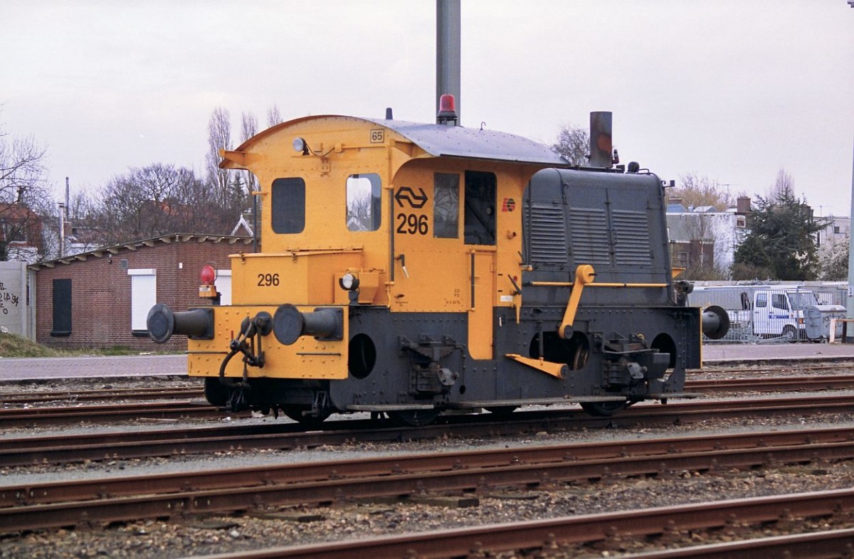 NS Sik locomotor 296 Leiden Güterbahnhof März 1994. (Scan von Negativ)

NS Sik locomotor 296 Leiden Goederen maart 1994. (Scan van negatief)