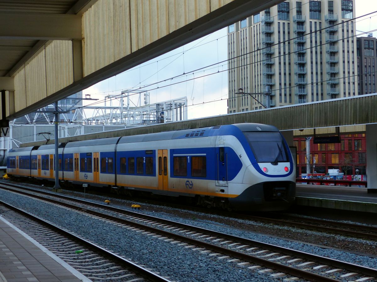 NS SLT-4 Triebzug 2418 Gleis 2 Leiden Centraal 04-02-2020.

NS SLT-4 treinstel 2418 spoor 2 Leiden Centraal 04-02-2020.