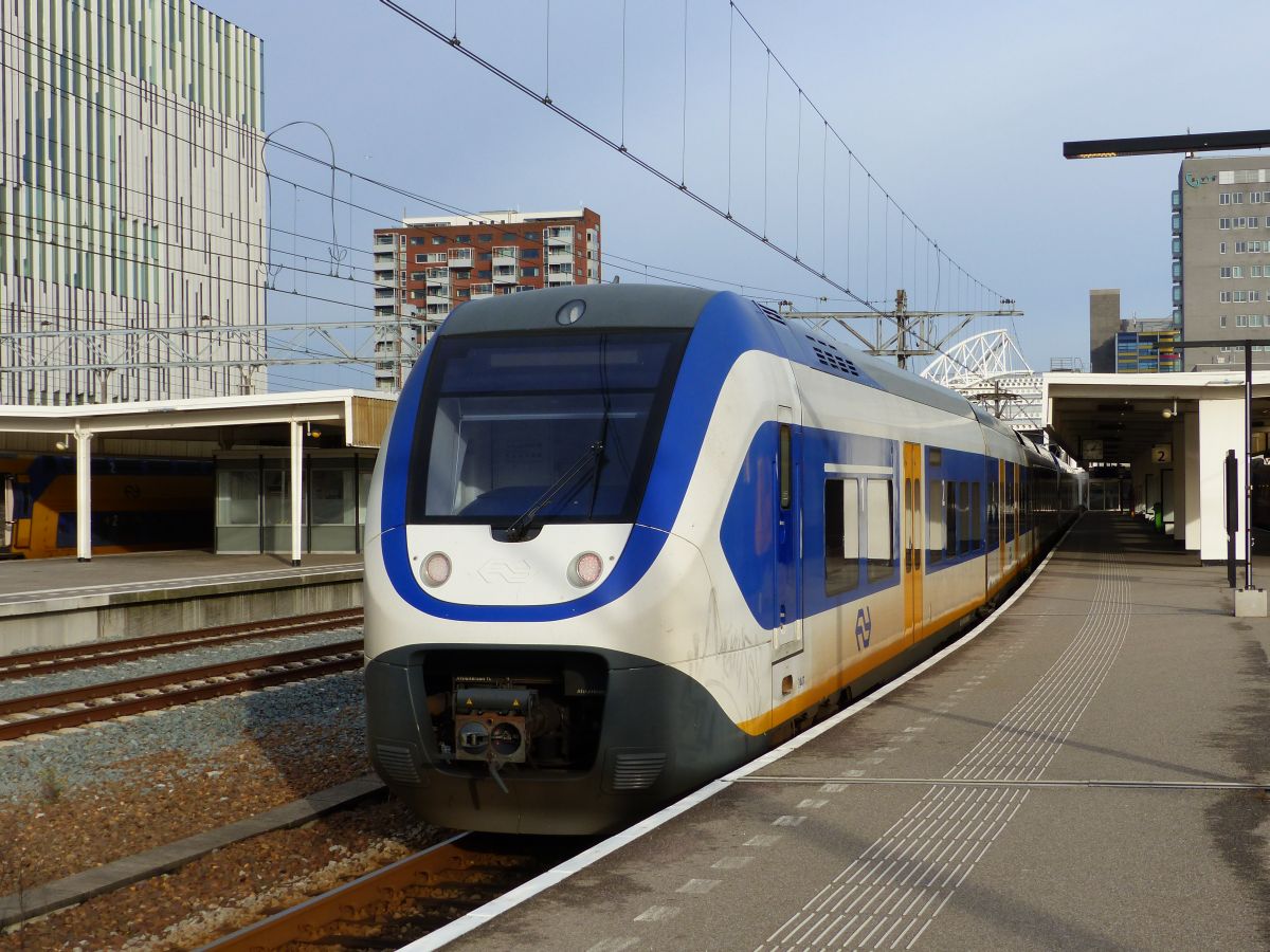 NS SLT-4 Triebzug 2447 Gleis 2 Leiden CS 10-12-2019.

NS SLT-4 treinstel 2447 spoor 2 Leiden Centraal Station 10-12-2019.