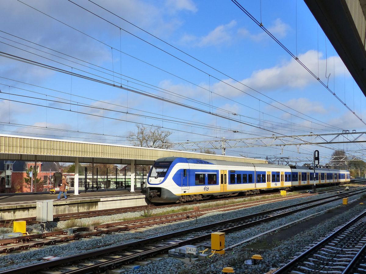 NS SLT-6 Triebzug 2605 Gleis 8a Leiden Centraal 22-11-2019.

NS SLT-6 treinstel 2605 spoor 8a Leiden Centraal 22-11-2019.
