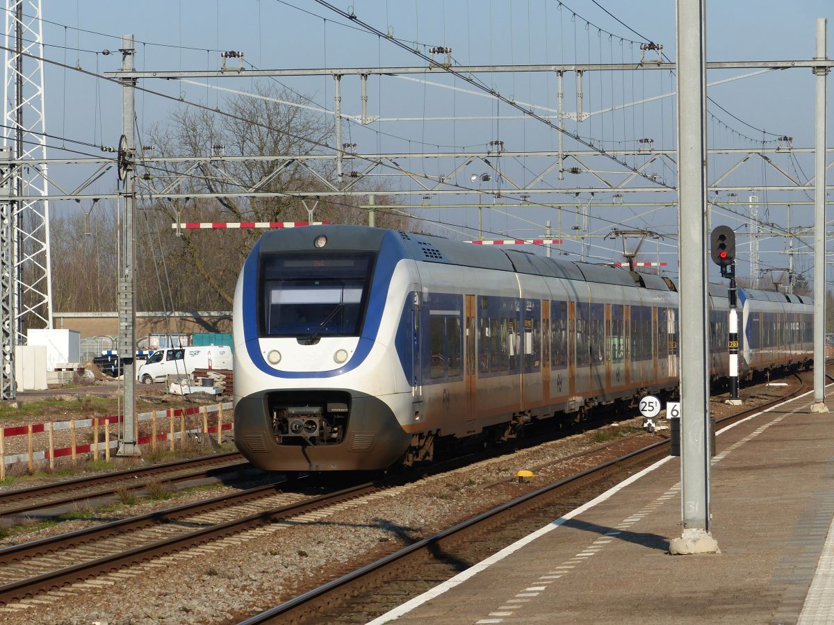 NS SLT Triebzug 2608 und 2452 Gleis 5 Geldermalsen 07-02-2020.

NS SLT treinstel 2608 en 2452 spoor 5 Geldermalsen 07-02-2020.