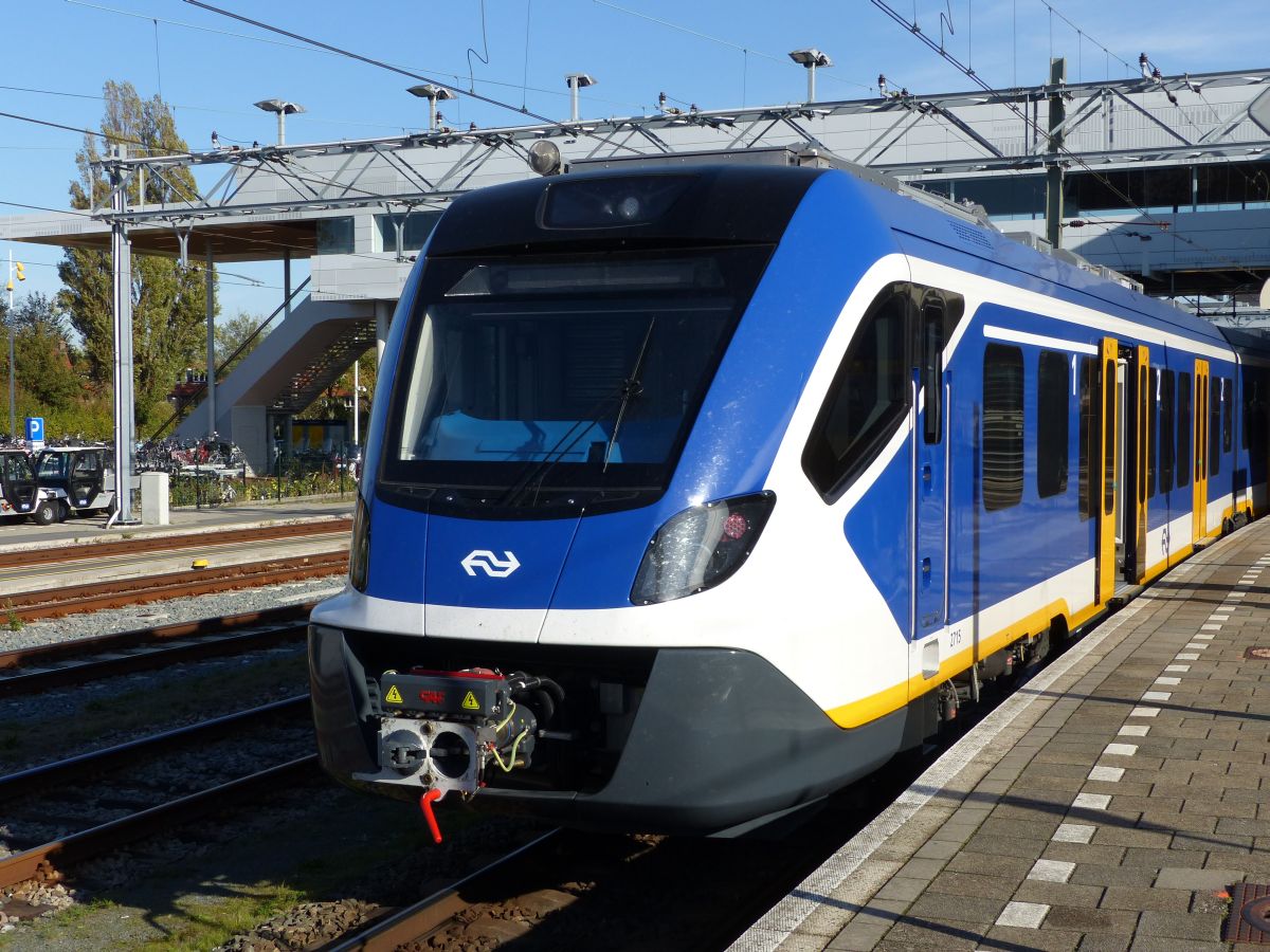 NS SNG (Sprinter New Generation) Triebzug 2715 Gleis 5 Alkmaar 31-10-2018. 

NS SNG (Sprinter nieuwe Generatie) treinstel 2715 spoor 5 Alkmaar 31-10-2018.