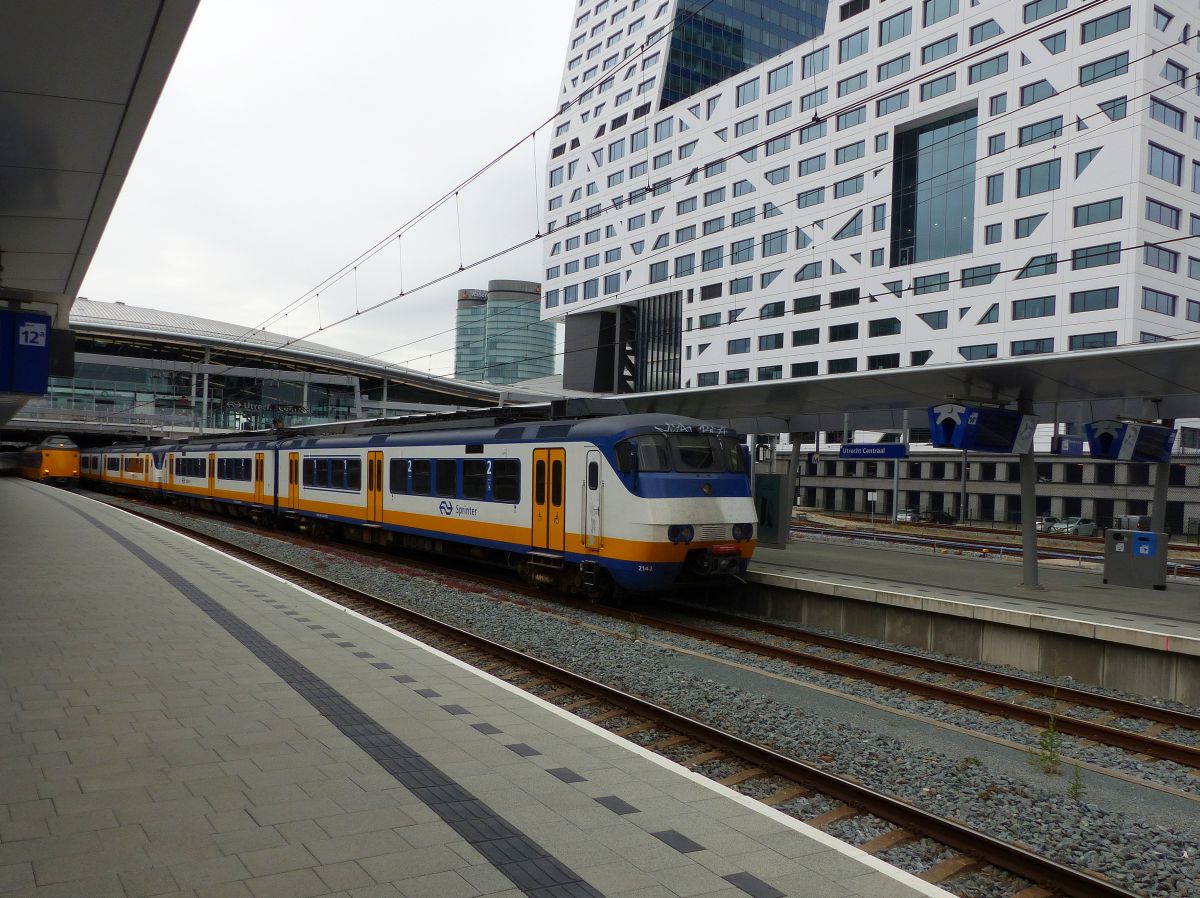NS Sprinter SGM-II Triebzug 2142 Gleis 14 Utrecht Centraal Station 10-07-2019.

NS  Sprinter SGM-II treinstel 2142 spoor 14 Utrecht CS 10-07-2019.