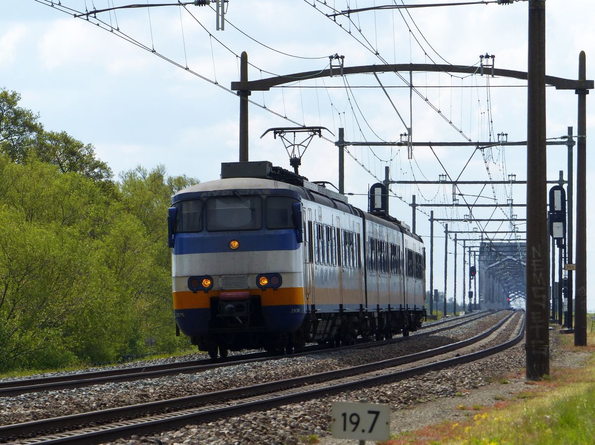 NS Sprinter SGM-III Triebzug 2976 Polder Oudendijk, Willemsdorp, Dordrecht 07-05-2021.

NS Sprinter SGM-III treinstel 2976 Moerdijkbrug Polder Oudendijk, Willemsdorp 07-05-2021.
