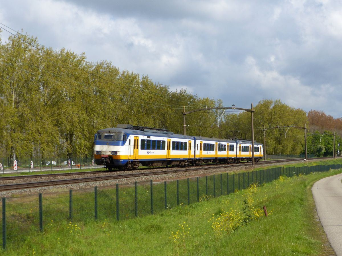 NS Sprinter SGM-III Triebzug 2976 Polder Oudendijk, Willemsdorp, Dordrecht 07-05-2021.

NS Sprinter SGM-III treinstel 2976 Polder Oudendijk, Willemsdorp, Dordrecht 07-05-2021.