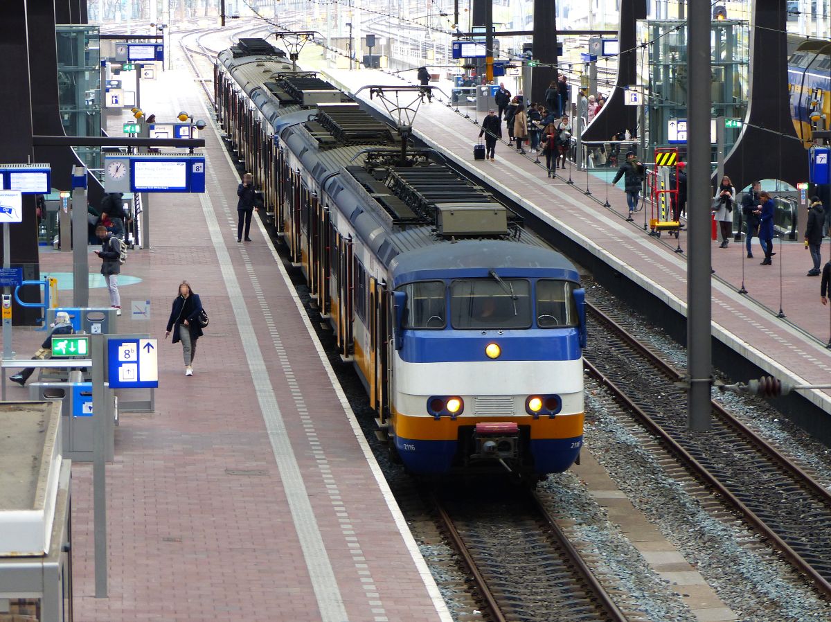 NS Sprinter SGM Triebzug 2116 Gleis 8 Rotterdam Centraal Station 11-12-2019.

NS Sprinter SGM treinstel 2116 spoor 8 Rotterdam CS 11-12-2019.