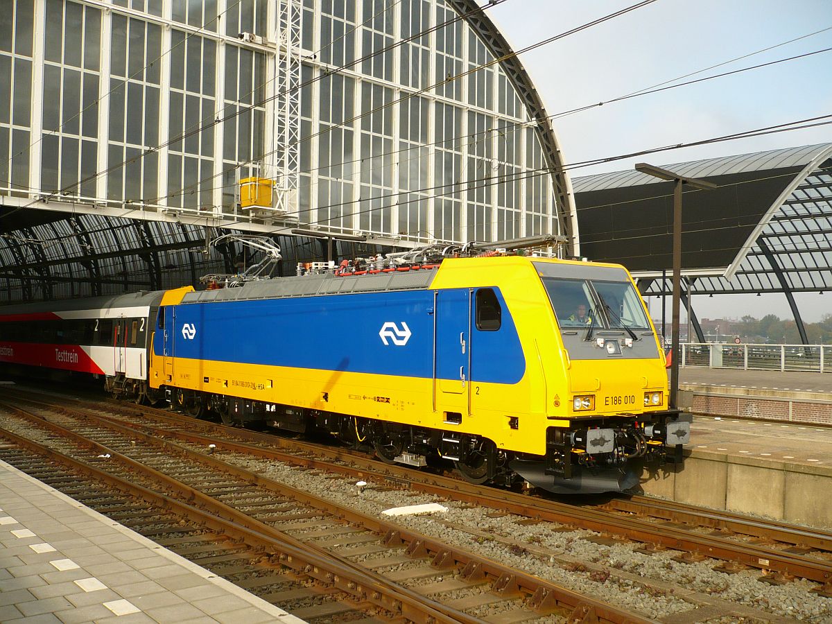 NS TRAXX lok 186 010 (91 84 1186 010-2) whrend ein Probefahrt. Gleis 13 Amsterdam Centraal Station 05-11-2014.

NS TRAXX loc 186 010 (91 84 1186 010-2) tijdens een afnamerit. Spoor 13 Amsterdam Centraal Station 05-11-2014.