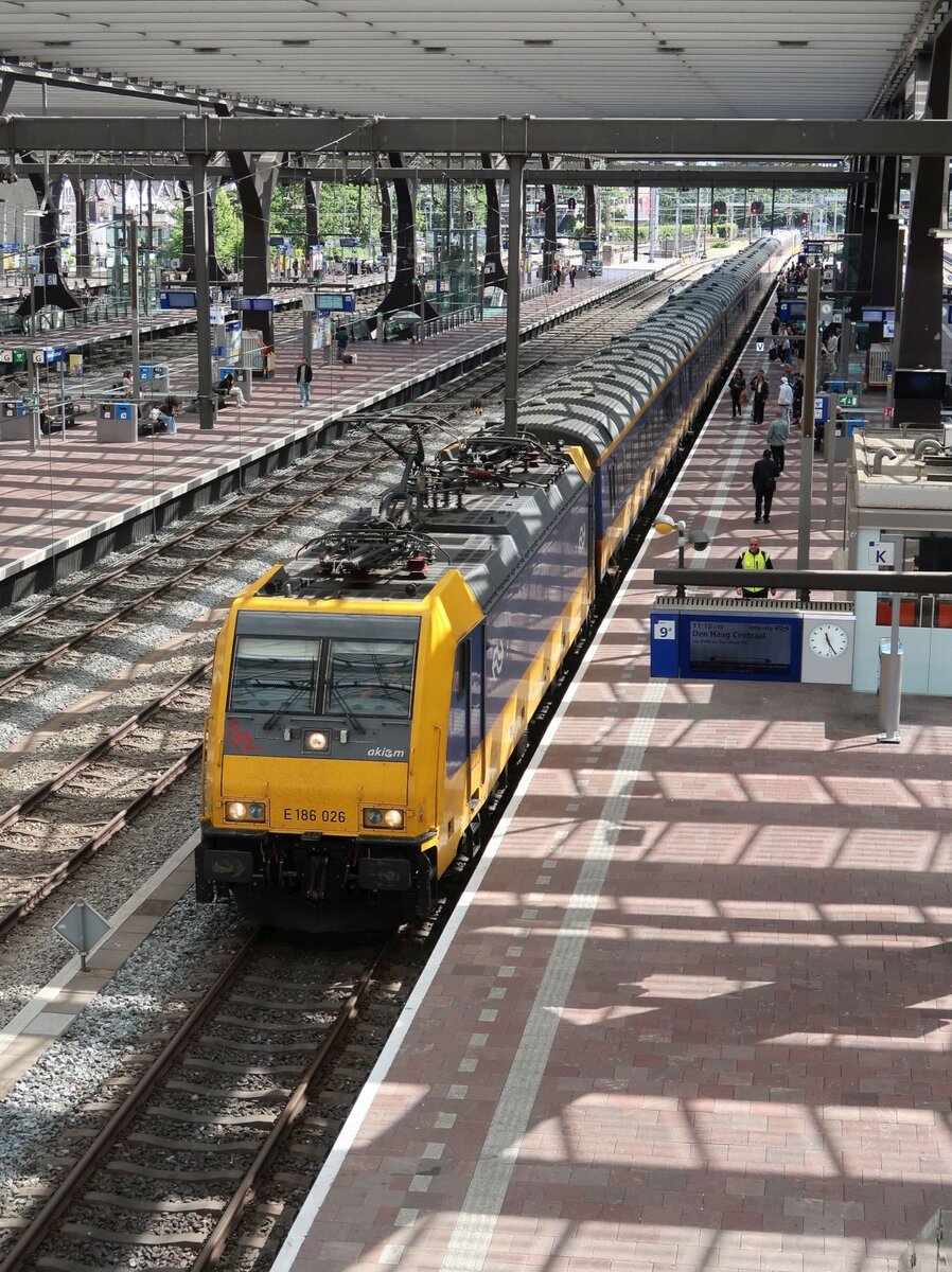 NS TRAXX Lokomotive 186 026-8 (91 84 11 86 026-8 NL-NS) Gleis 9 Rotterdam Centraal Station 04-07-2024.

NS TRAXX locomotief 186 026-8 (91 84 11 86 026-8 NL-NS) spoor 9 Rotterdam Centraal Station 04-07-2024.