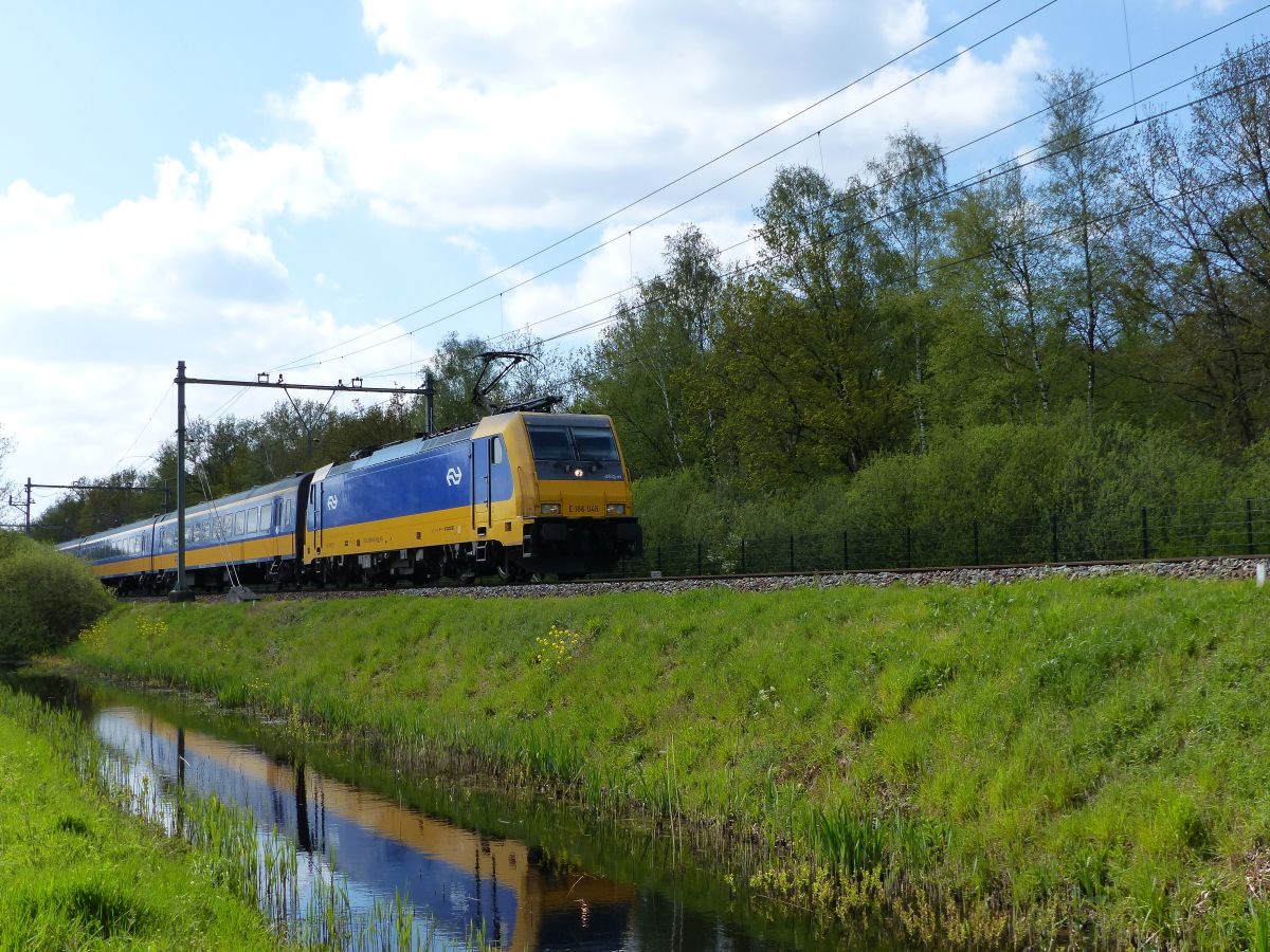 NS TRAXX Lokomotive 186 045-8 (91 84 1186 045-8 NL-NS) Nemelaerweg, Oisterwijk  07-05-2021.

NS TRAXX locomotief 186 045-8 (91 84 1186 045-8 NL-NS) Nemelaerweg, Oisterwijk  07-05-2021.