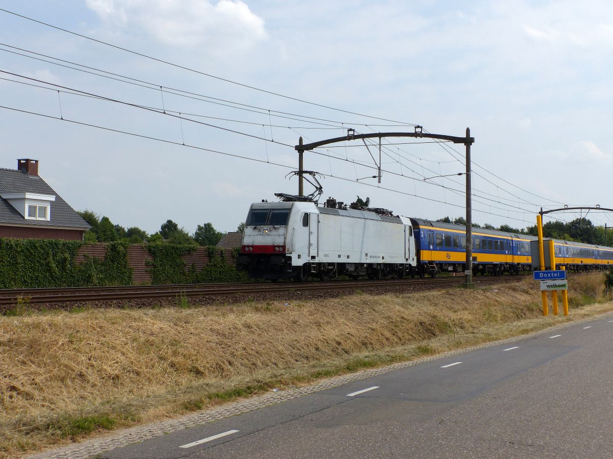 NS TRAXX Lokomotive 186 238-2 (91 80 61 86 238-2 D-NS) Kapelweg, Boxtel  19-07-2018.

NS TRAXX locomotief 186 238-2 (91 80 61 86 238-2 D-NS) Kapelweg, Boxtel  19-07-2018.