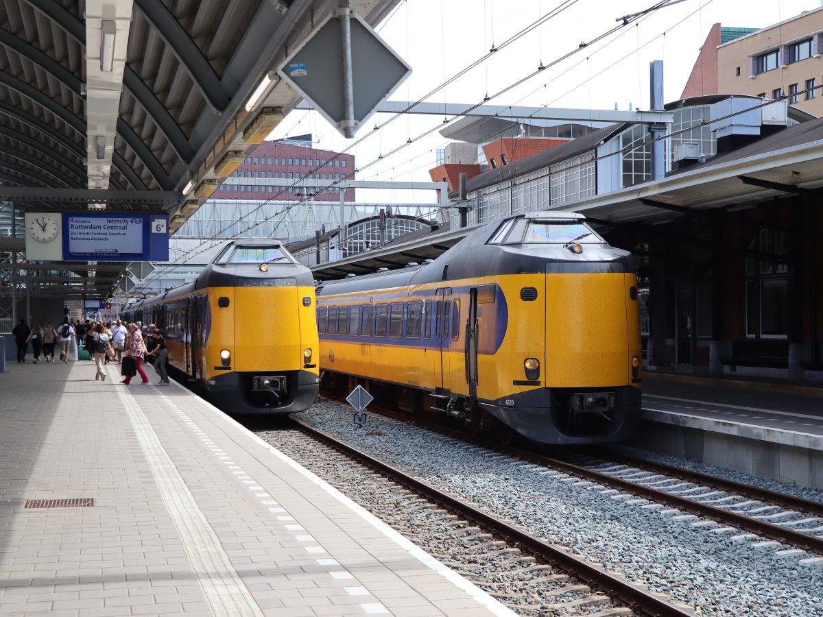 NS Triebzug ICM-IV 4206 und 4223 Bahnhof Amersfoort Centraal 02-08-2022.

NS treinstel ICM-IV 4206 en 4223 station Amersfoort Centraal 02-08-2022.