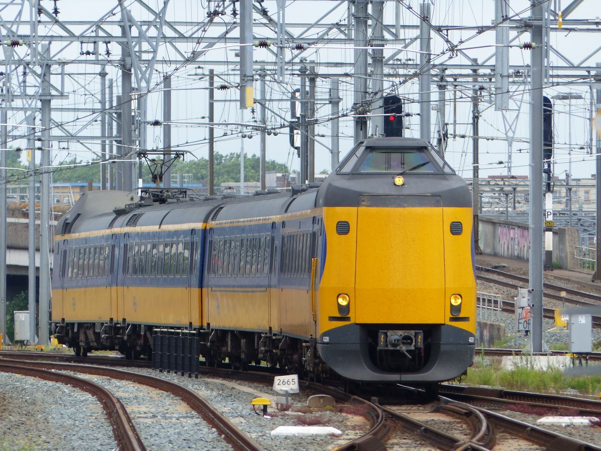 NS Triebzug ICM-IV 4220 Utrecht Centraal Station 28-07-2021.


NS treinstel ICM-IV 4220 binnenkomst Utrecht CS 28-07-2021.
