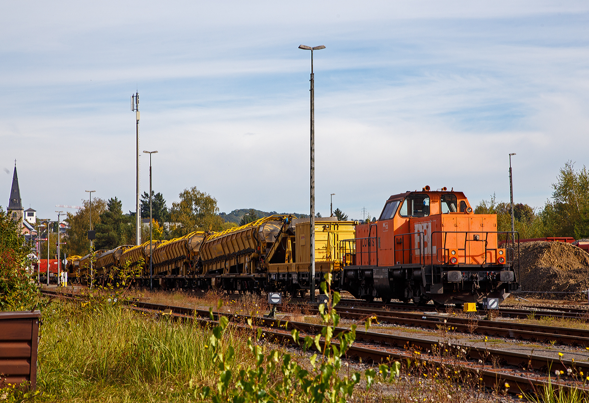 Nun am 10.10.2021 steht die BBL Logistik 13 alias 214 024-2 (92 80 1214 024-2 D-BBL) mit dem Material-, Förder- und Siloeinheiten-Zug der DB Bahnbau im Bahnhof Altenkirchen (Westerwald). Der Zug war zuvor schon bereits am 09.10. in Altenkirchen, die Wagen standen aber in umgekehrter Arbeitsrichtung, so war eine Drehfahrt über das Gleisdreieck Siegen Hbf, Siegen-Weidenau und Siegen-Ost notwendig.
          
Die Spenderlok eine ursprüngliche DB V 100.20 wurde 19653 von MaK in Kiel unter der Fabriknummer 1000167 gebaut und als V 100 2031an die Deutsche Bundesbahn geliefert. 1968 erfolgte die Umzeichnung in DB 212 031-9, als diese fuhr sie bis zur Ausmusterung 1997. Ende 2002 ging sie an die ALS - Alstom Lokomotiven Service GmbH in Stendal, wo im Jahr  2011 der Umbau gemäß Umbaukonzept  BR 214  zur heutigen 214 024-2 erfolgte. Nach dem erfolgreichen Umbau ging sie an die BBL Logistik GmbH.