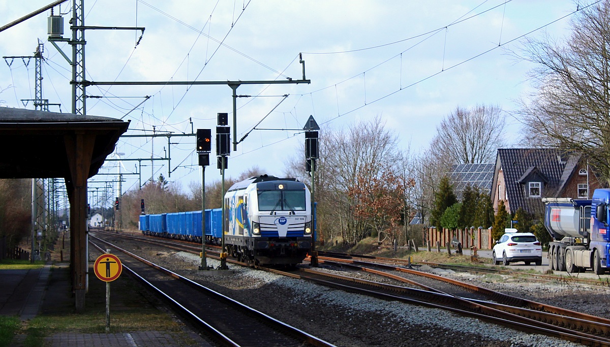 Nun dieselt die EGP Lok vorbei am abgestellten Düngerzug an das andere Ende des Zuges um diesen dann in die Ladestrasse zu rangieren. Jübek 15.03.2022