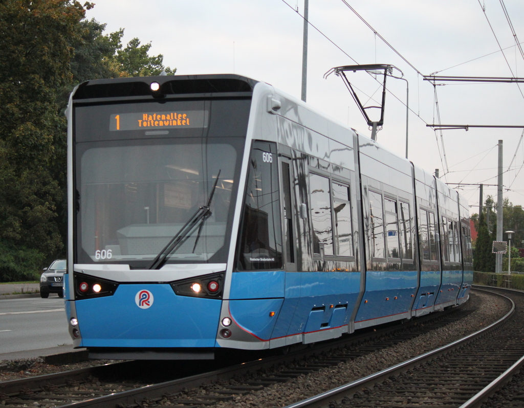 nun erobern die 6N2 langsam aber Sicher das Straenbahn-Netz von Rostock am Abend des 02.10.2014 kam mir Wagen 606 Hhe Rostock-Kunsthalle vor die Linse.