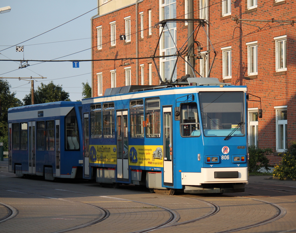 Nun ist es Amtlich ab 30.07.2014 gehen die neuen Vossloh 6N2 auf der Linie 1 zwischen Rostock-Hafenallee und Rostock-Mecklenburger Allee in Betrieb am Abend des 18.07.2014 stand Tatra T6(806)auf dem Betriebshof abgestellt.