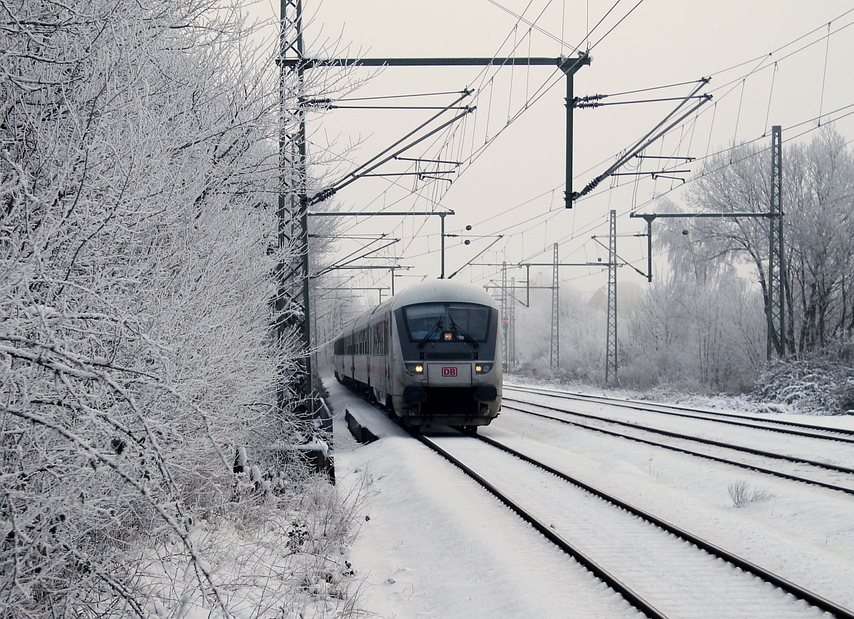 Nun fährt er schon einige Jahre und heute zum ersten Mal so wie in der Wagenstandsanzeige am Bahnsteig angegeben ist nämlich mit Steuerwagen...allerdings ist dies hier der Lr 2417 der mit Schublok 120 123-5 aus Hamburg auf dem Weg nach Flensburg ist. Schleswig 01.02.2015