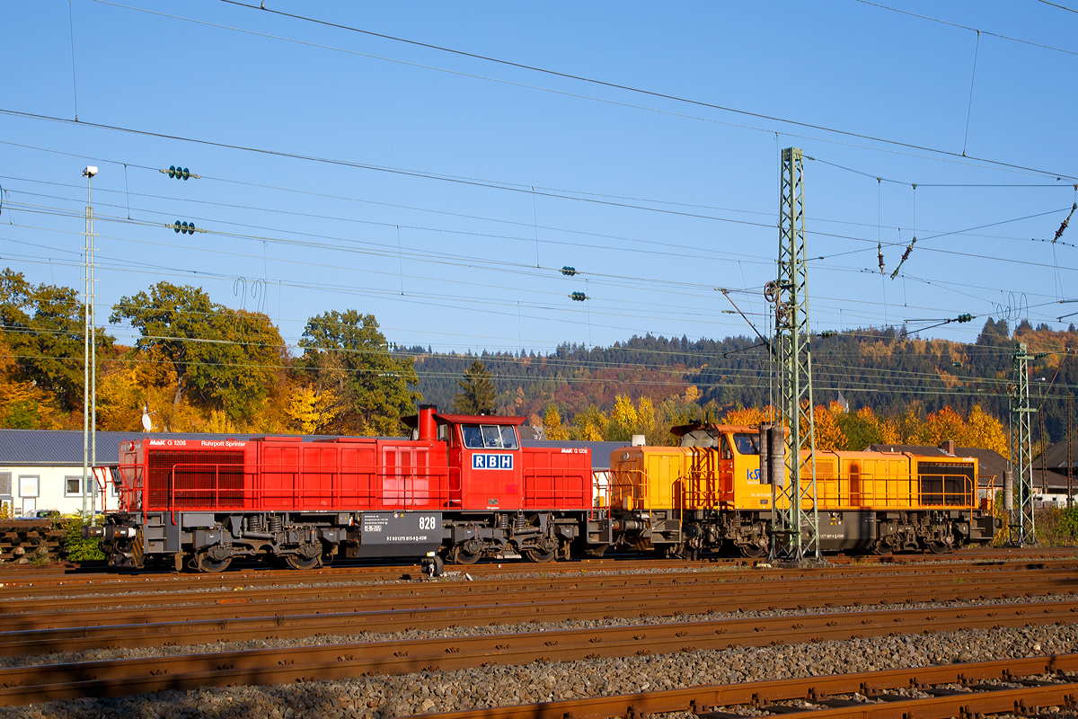 
Nun geht es ans andere Ende vom Zug....
Die 275 815-9 (92 80 1275 815-9 D-KSW) eine MaK G 1206, wohl nun in KSW Diensten, ex Ruhrpott Sprinter RBH 828, und die KSW 46 der Kreisbahn Siegen-Wittgenstein (92 80 1277 807-4 D-KSW) eine Vossloh G 1700-2 BB am 27.10.2015 in Doppeltraktion beim umsetzen. Damit sie den Coil-Güterzug von Betzdorf/Sieg, über die Hellertalbahn, in Richtung Herdorf zeihen können.