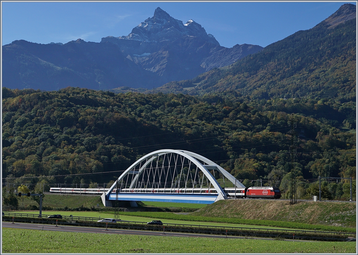 Nun ist die Rohnebrücke zwischen Bex und St-Maurice fertig und die  Baustelle  wächts langsam zu; eine SBB Re 460 schiebt ihren IR Richtung Brig und im Hintergrund sind die Dents de Midi aus einer etwas ungewohnten Sicht zu sehen. 
7. Okt. 2017