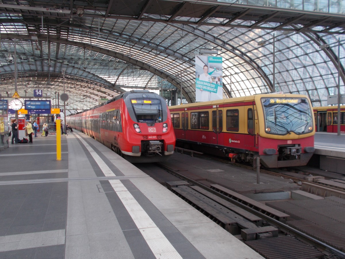 Nur am richtigen Standort muß man im Berliner Hbf sein,um das Treffen von einem Hamster und der Berliner S-Bahn zufotografieren.Aufgenommen am 05.Oktober 2014.