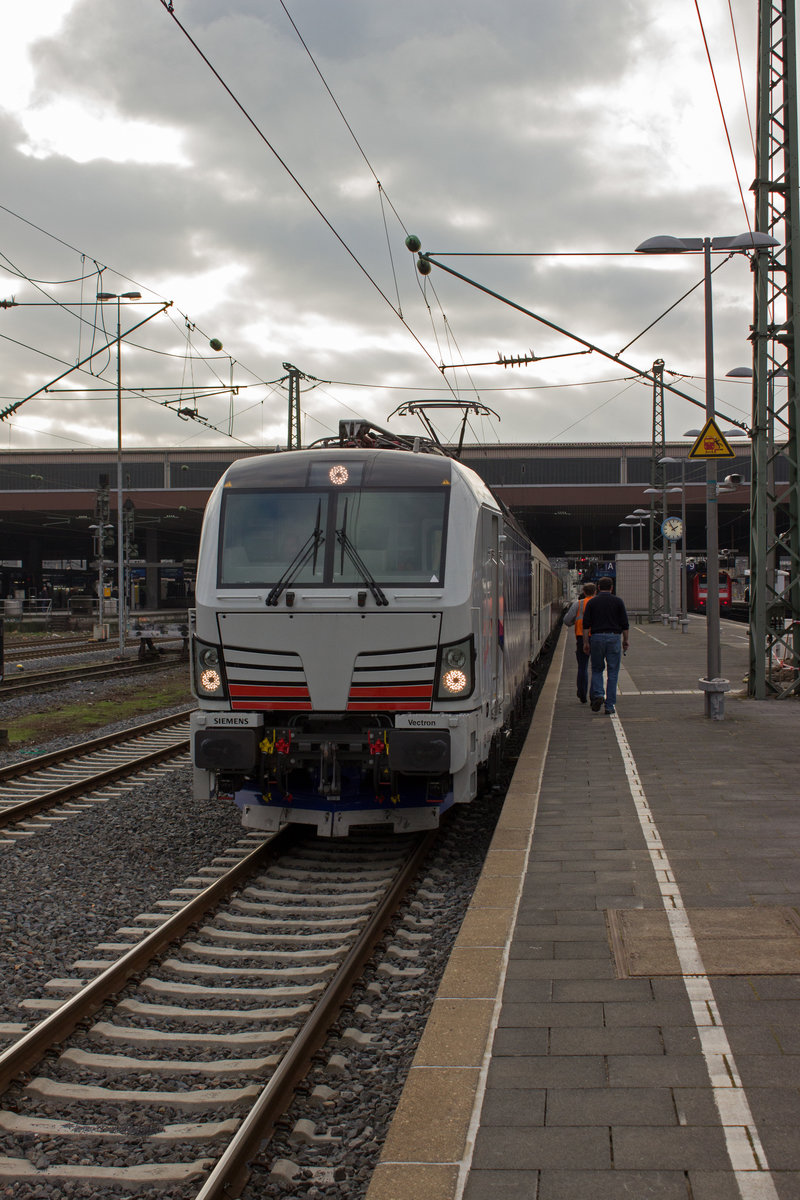  Nur  ein Bahnsteigfoto bei wiederigen Lichtverhältnissen, aber in Anbetracht der Tatsache, dass mir nur selten ein Vectron begegnet dennoch gern genommen: 193 772 von Lokomotion steht am 28.12. im Düsseldorfer Hauptbahnhof.