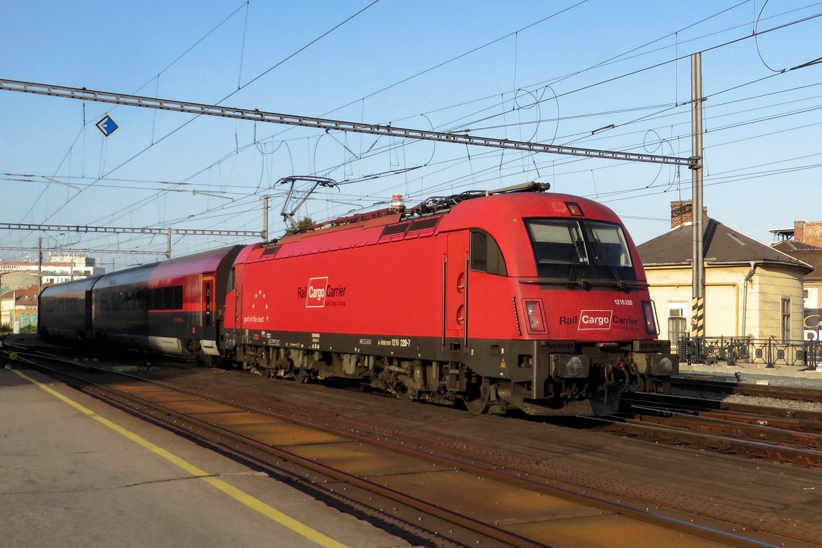 Ob die reisenden an Bord dieser Railjet irgendwie wie Güter gefühlt haben? RCA 1218 228 zieht am 20 September 2020 ein RailJet von Praha nach Graz über Wien Hbf in Brno hl.n. ein. 