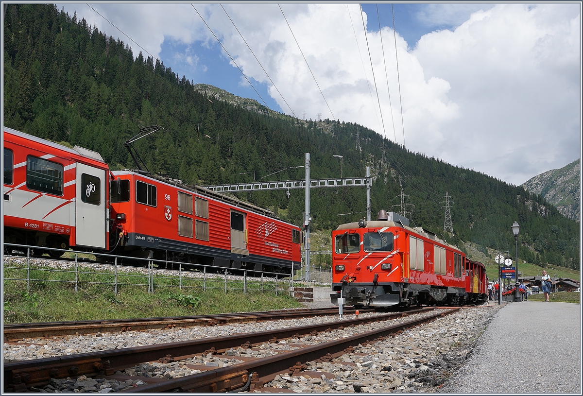 Oberwalds  Bahnhfe : Oben der MGB Bahnhof und unten der DFB Museum-Bahnhof. 
Oben fhrt ein MGB Zug, gezogen von einem Deh 4/4 Richtung Andermatt, whrend unten die HGm 4/4 61 rangiert. 

31. Aug. 2019